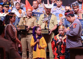 Kapolri dan Ketua Bhayangkari Sapa Dua Anak Pemenang Lomba Setapak Perubahan