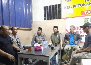 Kebersamaan Warga dan Polsek Pesanggrahan Dalam Acara Ngopi Kamtibmas di Pos Satkamling