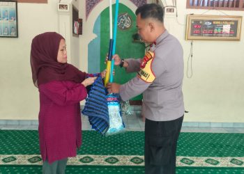 Polri Peduli Tempat Ibadah Aiptu Heri Serahkan Alat Kebersihan Untuk Musholla Darrusalam Yayasan Putra Nusa