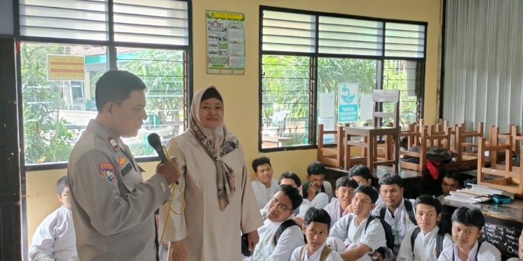 Senin Pintar Bhabinkamtibmas Kelurahan Rambutan