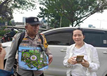 Bantu Jemaat Misa, Polisi Berkalung Denah Acara Berkeliling Di GBK