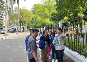AKBP Rosiana Bantu Warga Yang Akan Melaksanakan Misa Apostolik di GBK Dengan Membawa Lay Out (Peta)