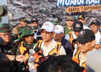 Acara pekan gerebek sampah & tanam pohon di area hutan mangrove Kaliadem Pelabuhan Muara Angke