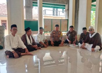 Sholat Jumat Keliling Bhabinkamtibmas Jatirangga Sebagai Sarana Sosialisasi Kamtibmas Jelang Pilkada 2024