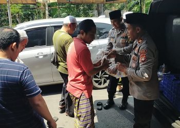 Jumat Peduli dan Berbagi: Polsek Cakung Berikan Snack Gratis Pasca Sholat Jumat