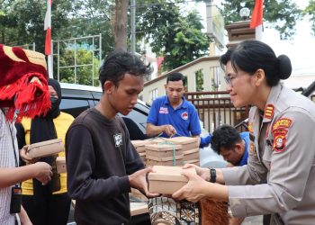 Jumat Berkah di Masjid Nur Abu Wizar, Polres Metro Jakarta Selatan Berbagi 200 Paket Makanan Siang
