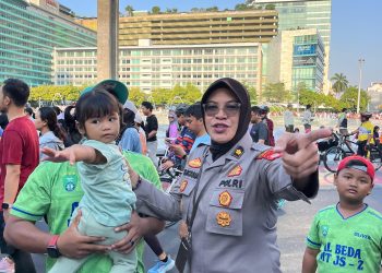 Polwan Layani Warga Saat Pam Car Free Day di Bundaran HI