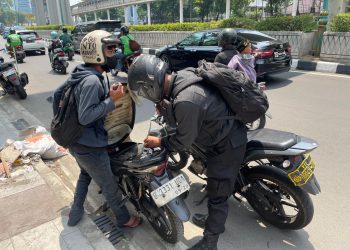 Polisi Jaksel Bantu Pengendara Sepeda Motor Kehabisan Bensin di Kuningan