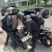 Polisi Jaksel Bantu Pengendara Sepeda Motor Kehabisan Bensin di Kuningan