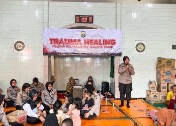 Polwan Polres Metro Jaktim berikan trauma healing bagi korban kebakaran di Pulogadung Jaktim