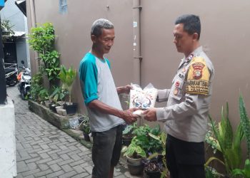 Bantu Beban Masyarakat, Bhabinkamtibmas Polsek Pulogadung Beri Bantuan Beras