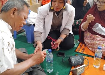 Tim Dokkes Polres Metro Jaktim berikan pelayanan kesehatan kepada korban kebakaran di Pulogadung