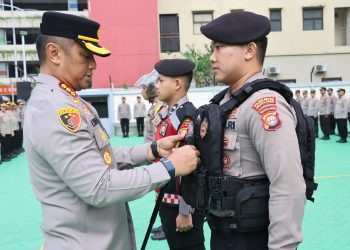 Kapolres Metro Jakarta Barat Bagikan 500 Helm, Rompi, dan Bodycam untuk Kesiapan Tugas sehari-hari dan Pengamanan Pilkada 2024