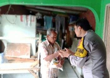 Polisi peduli, berikan bantuan beras kepada lansia diwilayahnya