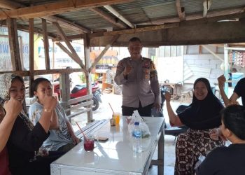 menjelang Pilkada 2024, Bhabinkamtibmas Kelurahan Petukangan Utara, Polsek Pesanggrahan, Aiptu Parjono, sambangi emak-emak warga RT 05/01, Petuangan Utara, Rabu, (18/9/2024).