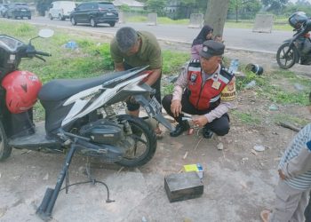 Personel Sat Binmas membantu pengguna jalan yang mengalami kendala di jalan Perimeter Bandara Soekarno Hatta