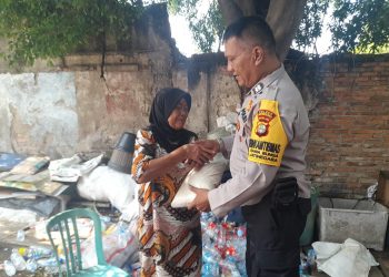 Polisi berikan bantuan beras ke lansia di Rawa Bunga