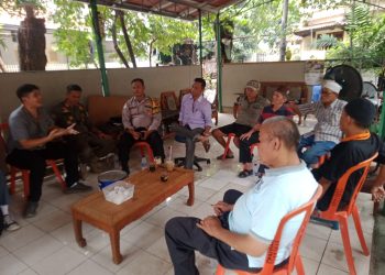 Bhabinkamtibmas dan Satgas Pol PP Jatinegara Ajak Ketua RW Jaga Kamtibmas Jelang Pilkada DKI 2024