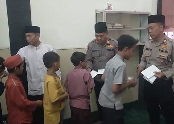 Polisi peduli yatim dengan santunan dan doa bersama