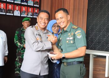 Kapolres Metro Bekasi Kota dan Pj Wali Kota Bekasi Berikan Kejutan HUT ke-79 TNI di Kodim 0507/Bekasi