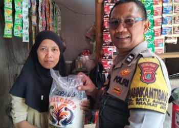 Bhabinkamtibmas door to door bagikan beras dengan sasaran warga kurang mampu