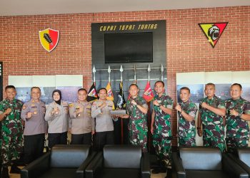 Polres Metro Jakarta Timur berikan Surprise ke TNI diwilayah Pasar Rebo Jakarta Timur dalam rangka HUT TNI Ke 79