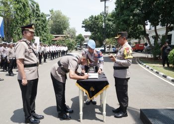 Kapolres Metro Bekasi Pimpin Upacara Sertijab Kasat Lantas