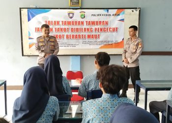 Polsek Kebon Jeruk Berikan Edukasi dan Deklarasi Anti Tawuran di SMK Tri Arga 2
