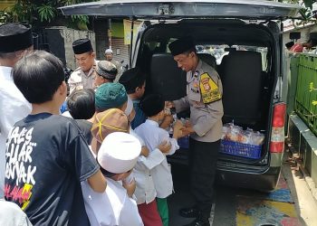 Peduli dan berbagi, personil Polsek Cakung bagikan makanan kepada jamaah masjid sholat Jumat