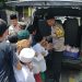 Peduli dan berbagi, personil Polsek Cakung bagikan makanan kepada jamaah masjid sholat Jumat