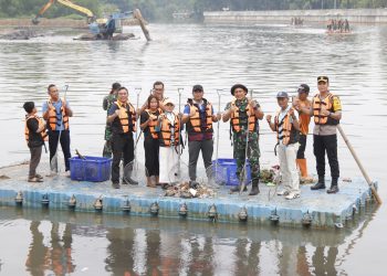 Karya Bakti di Sungai Ciliwung Memperingati HUT TNI ke-79 Tahun
