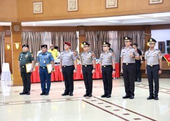 Dirreskrimsus, Kabidhumas, dan Kabidkum Polda Metro Jaya Terima Brevet Setia Waspada dari Danpaspampres