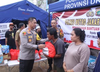 Peduli Korban Kebakaran Kalianyar, Polres Metro Jakbar Berikan Bantuan dan Buka Posko Layanan Dokumen
