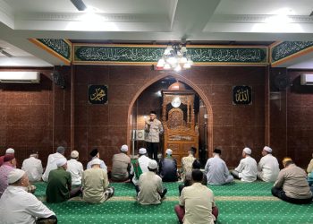 Polda Metro Jaya Gelar Sholat Subuh Berjamaah Keliling di Masjid Al Ikhlas, Jakarta Timur