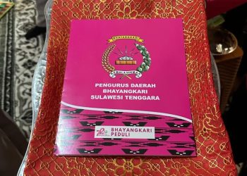 Ketua Umum Bhayangkari Kunjungi Aiptu Heri dan Anaknya yang Terbaring Sakit
