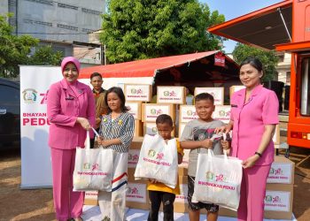 Bhayangkari Cabang Metro Jakarta Barat Berikan Bantuan Sembako untuk Ringankan Beban Korban Kebakaran di Tambora