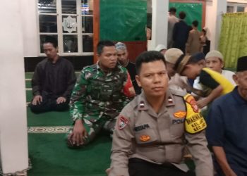 Bhabinkamtibmas Ajak Warga Jaga Keamanan Jelang Pemilu dalam Kegiatan Subuh Keliling di Jatiasih