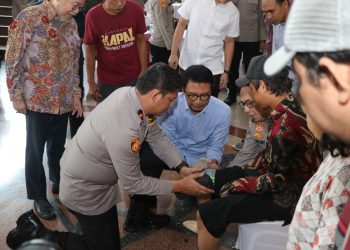 Polda Metro Jaya Berikan Bantuan Kaki Palsu dalam Rangka Hari Jadi Humas Polri ke-73