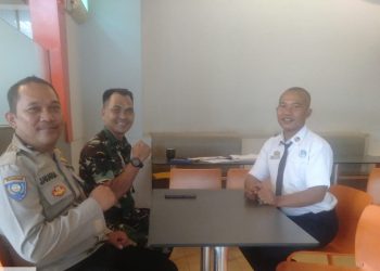 Jelang Pilkada 2024, Bhabinkamtibmas dan Babinsa Curug Sangereng Gelar Cooling System di Ruko Boulevard