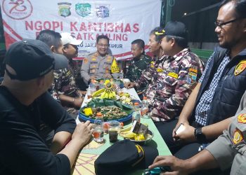 Kapolsek Duren Sawit gelar Ngopi Kamtibmas Bersama TNI guna menjaga Kamtibmas terkait Tawuran