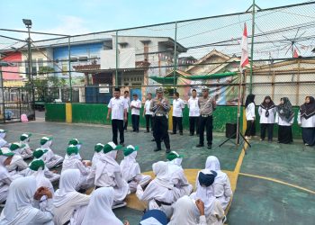 Kanit Lantas Polsek Kali Baru Ingatkan Pelajar Bahaya Tawuran di Upacara Sekolah