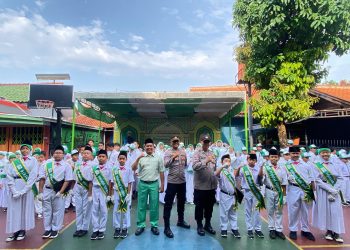Polsek Pesanggrahan Edukasi Siswa SDI Darul Mustofa Soal Kamtibmas Saat Upacara Bendera