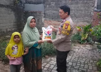 Peduli dan Berbagi, Polisi di Cakung berikan bantuan beras ke warga kurang mampu