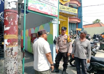 Patroli Bhabinkamtibmas Polsek Pasar Rebo Antisipasi Tawuran di Kelurahan Baru