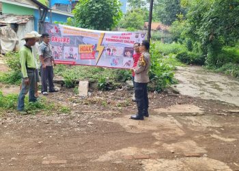 Bhabinkamtibmas Karet Tengsin Pasang Spanduk Imbauan Hindari Judi Online, Pinjol Ilegal, Penipuan, dan Hoaks