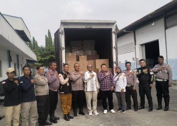 Polisi Kawal Logistik KPU ke PPK diwilayah Jakarta Timur