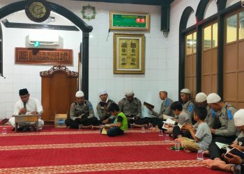 Polsek Pulogadung bersama Siswa Latja dalam Malam Jumat gelar yasinan dan do’a bersama di Masjid Darussalam