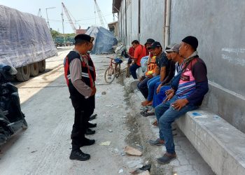 Patroli Dialogis Polsek Sunda Kelapa Edukasi TKBM untuk Pilkada Damai dan Kamtibmas Kondusif