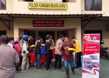 Polsek Kawasan Muara Baru Bagikan Nasi Bungkus dan Pesan Kamtibmas di Jumat Berkah