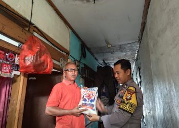 Polisi peduli berikan bantuan beras ke anak yatim dan warga kurang mampu di Cakung